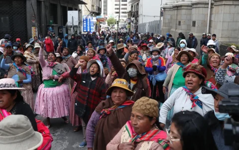 Indígenas aimaras gritan consignas durante una jornada de protestas que exigen la renuncia del presidente de Bolivia, Rodrigo Paz, este lunes en La Paz (Bolivia).