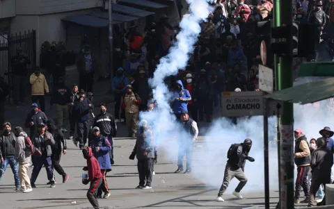 Manifestantes se enfrentan con integrantes de la Policía de Bolivia durante una jornada de protestas en La Paz (Bolivia).