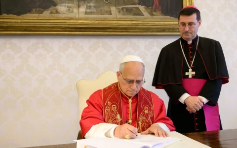 León XIV firmando la encíclica 'Magnifica Humanitas'