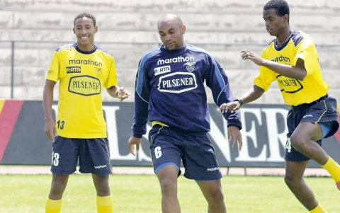 El histórico exfutbolista Raúl Guerrón dirige un entrenamiento junto a juveniles de Barcelona Sporting Club