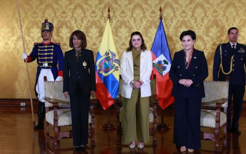 María José Pinto y Gabriela Sommerfeld encabezaron entrega de credenciales diplomáticas en Quito.