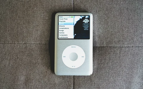 Junto al iPod nació la plataforma iTunes Store, popularizando la venta legal de canciones individuales, dejando atrás al CD