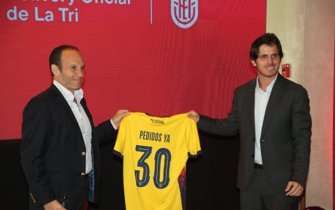 Francisco Egas (i), presidente de la FEF, durante el anuncio de la renovación de la alianza.