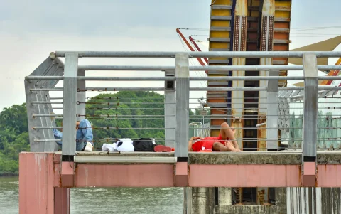 Moradores afirman que el puente y sus alrededores dejaron de ser un espacio turístico y recreativo para convertirse en una zona olvidada. Hoy hay quienes la usan como 'dormitorio de paso'.