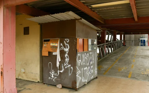 Grafitis, deterioro y falta de vigilancia marcan el estado actual de la estructura que conecta Durán con la isla Santay, hoy convertida en un espacio prácticamente abandonado.