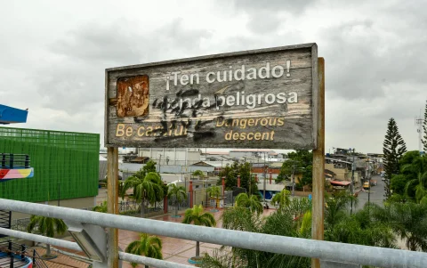 La estructura basculante que conecta con la isla Santay continúa inutilizada desde hace varios años, tras un impacto que la dejó parcialmente fuera de servicio.