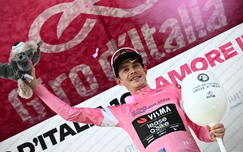 Jonas Vingegaard obtuvo su primer triunfo de etapa luciendo la maglia rosa.