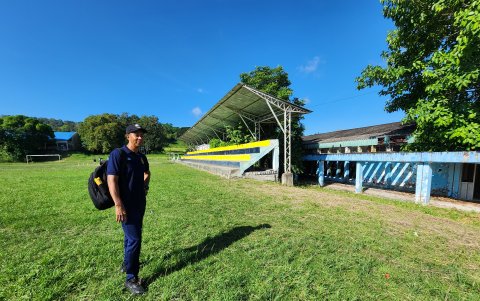Oswaldo Batallas, exprofesor de la Escuela Refinería, donde Hincapié estudio toda su niñes y juventud, muestra parte de las instalaciones.
