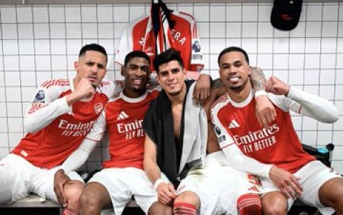 Piero (segundo desde la derecha) coronado como campeón de la Premier League el sábado 23 de mayo.