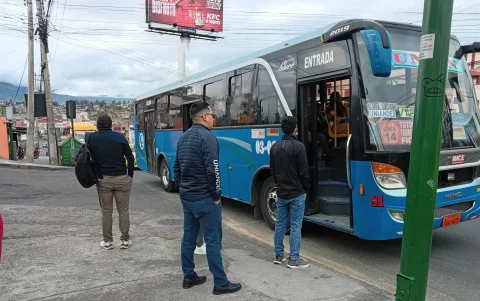 Los transportistas aseguran que el incremento en combustibles y mantenimiento dificulta sostener la tarifa vigente desde 2015.