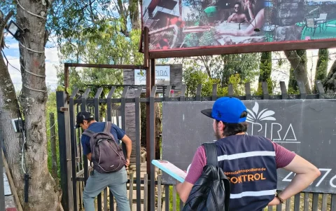 Clausura de glampings en Puembo por parte de la AMC en zona de riesgo junto a la quebrada El Chiche.