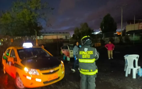 Personal del Cuerpo de Bomberos atendió un desbordamiento de una quebrada en Guamaní, sur de Quito.