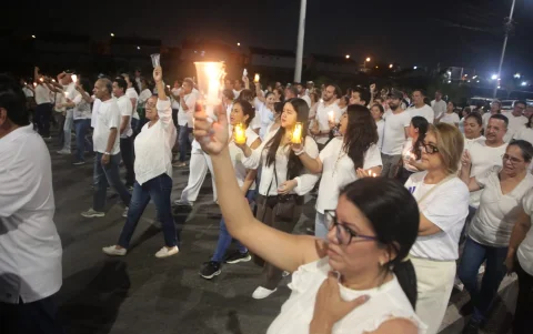 Los residentes usaron velas y linternas para exigir paz.