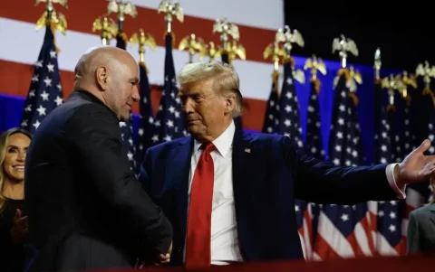 Dana White y Donald Trump durante un evento de la noche electoral el 6 de noviembre de 2024 en West Palm Beach