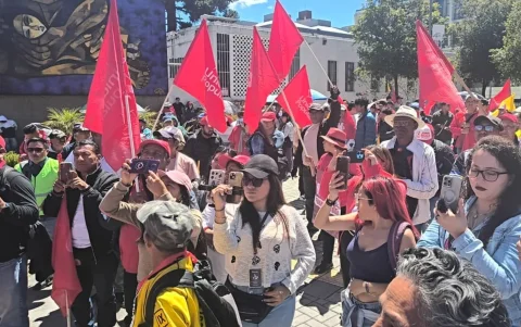 Los simpatizantes de Unidad Popular llegaron a los exteriores del TCE, después de una movilización que partió desde El Ejido, centro - norte de Quito.