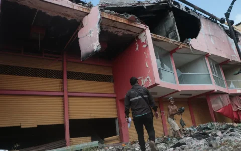 El edificio Multicomercio permanece con visibles daños estructurales luego del incendio que afectó decenas de locales comerciales en Guayaquil.