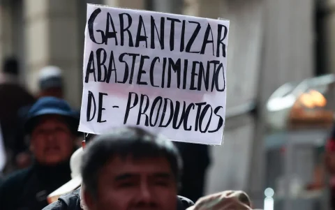 Una persona sostiene un cartel durante una marcha para exigir al gobierno soluciones ante los bloqueos y el desabastecimiento este martes, en La Paz (Bolivia).