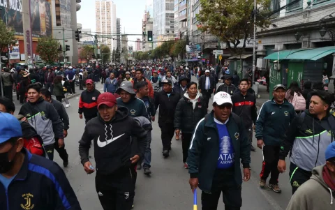 Personas participan en una jornada de bloqueos por parte de transportistas en La Paz (Bolivia).