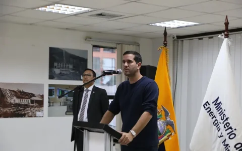 El entonces ministro de Energía encargado, Roberto Luque, en en una rueda de prensa en Quito.