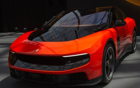 El Ferrari Luce en su versión Rosso Corsa, el clásico e histórico rojo de carreras de la escudería