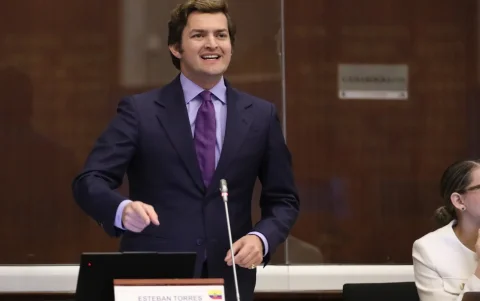 El nuevo jefe de la bancada oficialista Esteban Torres cuestionó la solicitud de juicio político presentada por el correísmo.