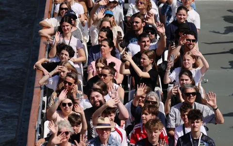 Turistas disfrutan de un crucero por el río Támesis en Londres,el 22 de mayo de 2026.