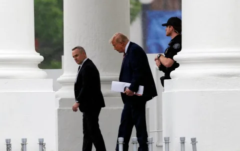 El presidente de Estados Unidos, Donald Trump (C), sale de la Casa Blanca en Washington, DC, EE. UU., el 26 de mayo de 2026.