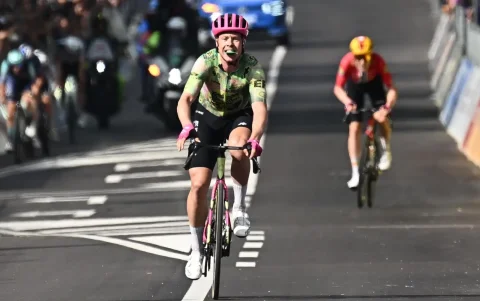Michael Valgren y su celebración tras sumar su primer triunfo en una gran vuelta.