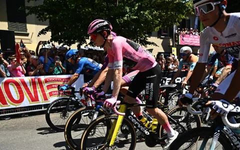 Jonas Vingegaard se mantiene como el líder del Giro de Italia.