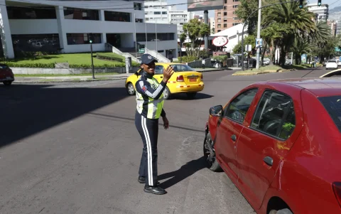 Vehículos y motocicletas con placas terminadas en 7 y 8 no podrán circular durante el Pico y Placa en Quito.