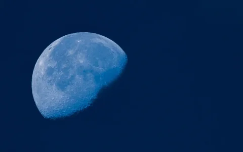 El punto de máxima iluminación astronómica se alcanzará a las 03:45 AM del domingo