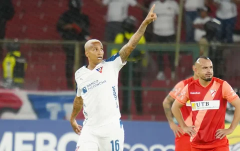 El brasileño Deyverson marcó un doblete en el triunfo ante Always Ready.