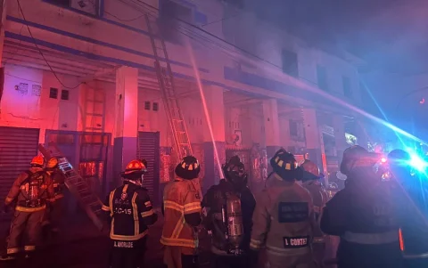 Bomberos combaten las llamas en una bodega clandestina de Guayaquil, durante un operativo nocturno que movilizó a decenas de unidades.