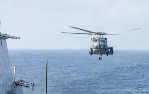 Un helicóptero MH-60R Sea Hawk se acerca al USS Delbert D. Black (DDG 119) después de patrullar el mar Arábigo en apoyo al bloqueo de Estados Unidos contra Irán.