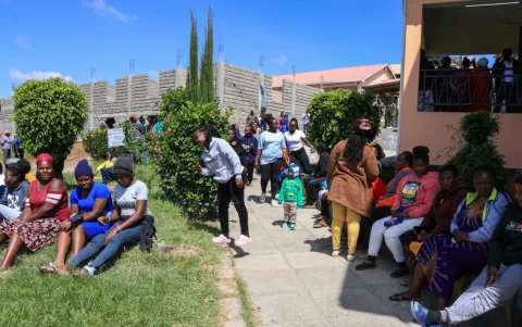 Partes de la Academia Femenina Utumishi permanecen acordonadas tras un incendio mortal en Nakuru, Kenia, el 28 de mayo de 2026.