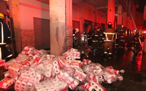El incendio consumió una vivienda utilizada como bodega clandestina en las calles José Antepara y Alcedo, en el centro de Guayaquil.
