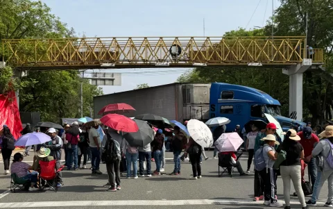 Personas participan en un bloqueo de la Coordinadora Nacional de Trabajadores de la Educación (CNTE).