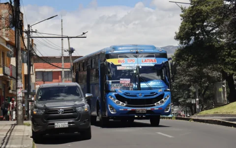 Los buses de Quito deberán implementar sistemas de recaudo, monitoreo y atención al usuario.