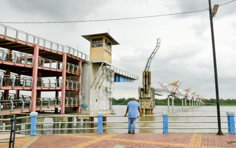 El puente Santay-Durán permanece inhabilitado tras cinco años del accidente que afectó gravemente su estructura.