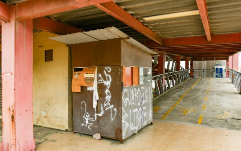 Sin guardianía visible ni personal de seguridad, la estructura estatal quedó vulnerable al vandalismo diario.