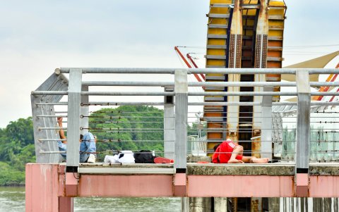 Escaleras de acceso al viaducto basculante registran daños materiales y son usadas como refugio informal.