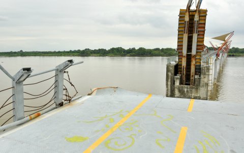 El puente peatonal Santay-Durán permanece cerrado al público y muestra un avanzado deterioro en sus accesos.