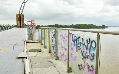 Varias paredes y pilares metálicos de la infraestructura lucen completamente cubiertos por grafitis.