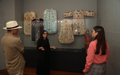 La sala de textiles reúne casullas, dalmáticas y ornamentos bordados con hilos de oro y plata, terciopelos, sedas y pedrería.