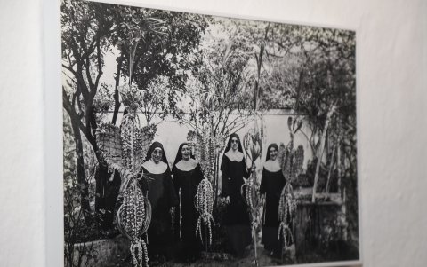 La muestra también incluye fotografías de la vida cotidiana en el claustro.