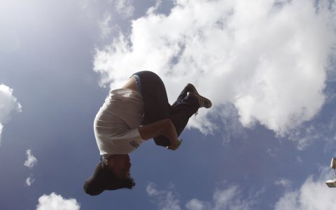 El parkour se basa en desplazarse de manera fluida utilizando el propio cuerpo para superar obstáculos.
