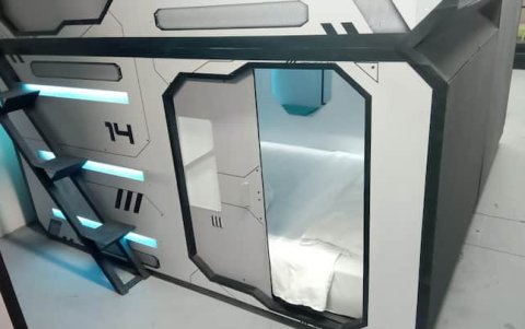 Los módulos del alojamiento cuentan con una cama, wifi, tomas eléctricas, espejo y aire acondicionado.