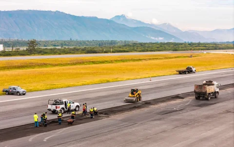 El aeropuerto Mariscal Sucre de Quito suspenderá operaciones aéreas este sábado por trabajos preventivos de mantenimiento en la pista ubicada en Tababela.