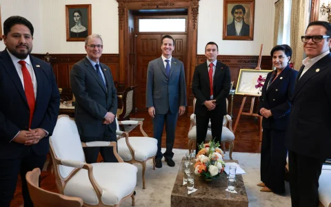 La canciller Gabriela Sommerfeld y el secretario de Integridad Pública, José Julio Neira, estuvieron en la reunión con el senador Bernie Moreno.