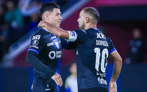 Júnior Sornoza felicita a un compañero durante un partido de Independiente del Valle.